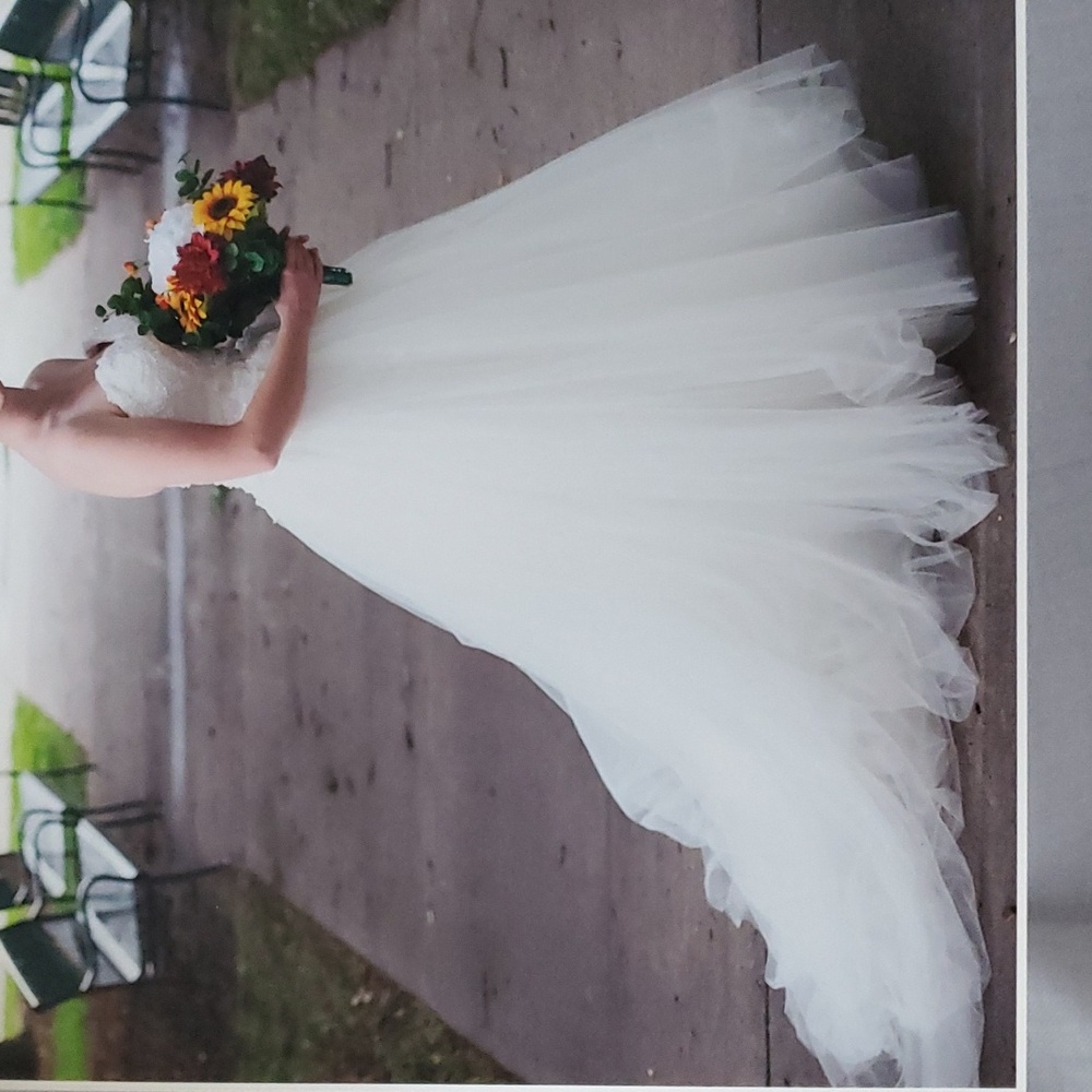 Sweetheart neckline strapless beaded wedding ballgown by Joveá
